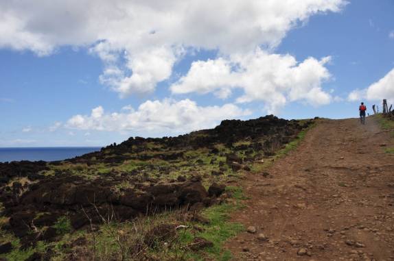 Caminhando na estrada que liga, pela costa, Hanga Roa com o antigo vulcão Maunga Terevaka, o mais alto da Ilha de Páscoa, no sul do Oceano Pacífico